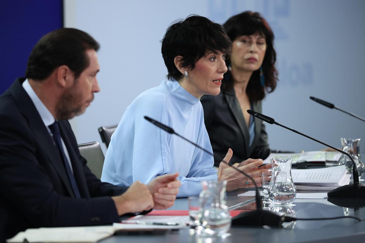 El ministro de Transportes y Movilidad Sostenible, Óscar Puente; la ministra de Inclusión Seguridad Social y Migracioneas y portavoz del Gobierno, Elma Saiz; y la ministra de Igualdad, Ana Redondo, en una rueda posterior al Consejo de Ministros.
