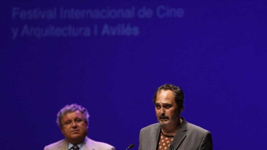 A la izquierda, Román Álvarez y Richard Levene; a la derecha, público asistente a la gala de Ficarq.