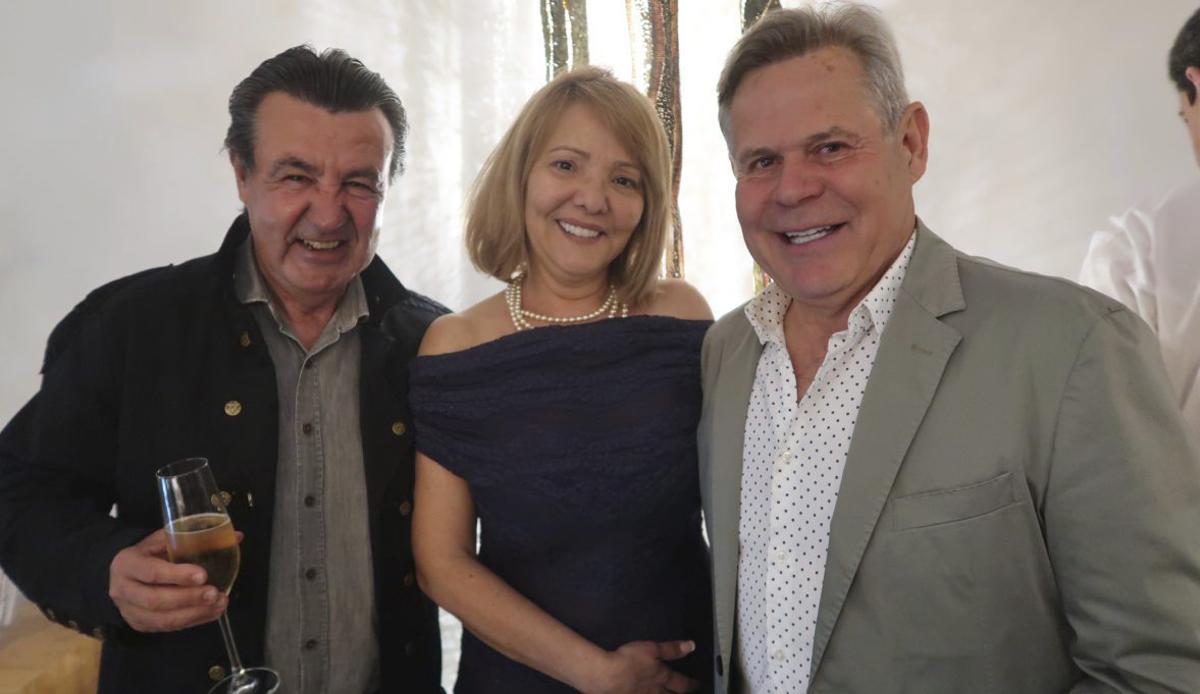 Juan Marí ‘Juanito de Las Dalias’ junto al propietario de Estel y su esposa. |