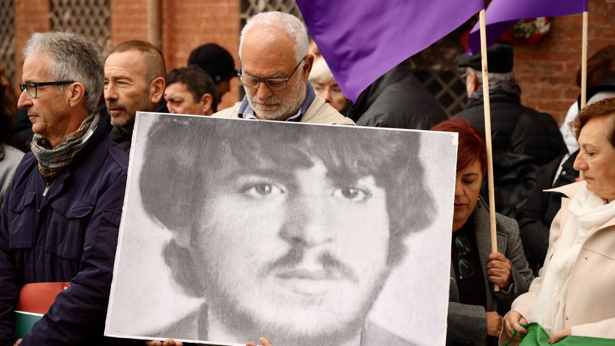 Un hombre porta una foto de García Caparrós en uno de los homenajes que se hace cada 4D.