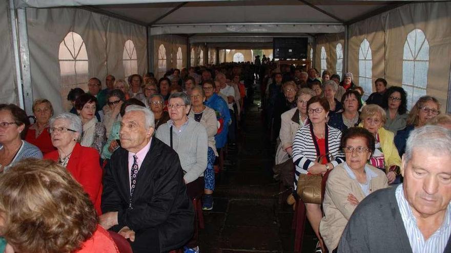 Algunos de los asistentes a la novena de Covadonga, en la carpa instalada junto a la basílica.