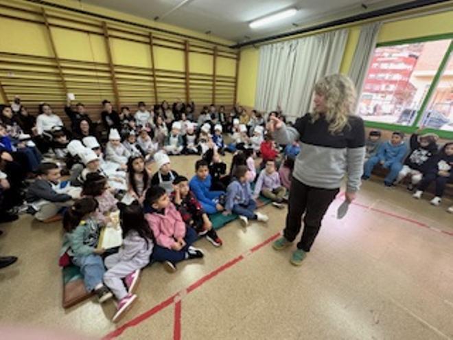 Mar Olid visita el colegio público El Coto de El Entrego