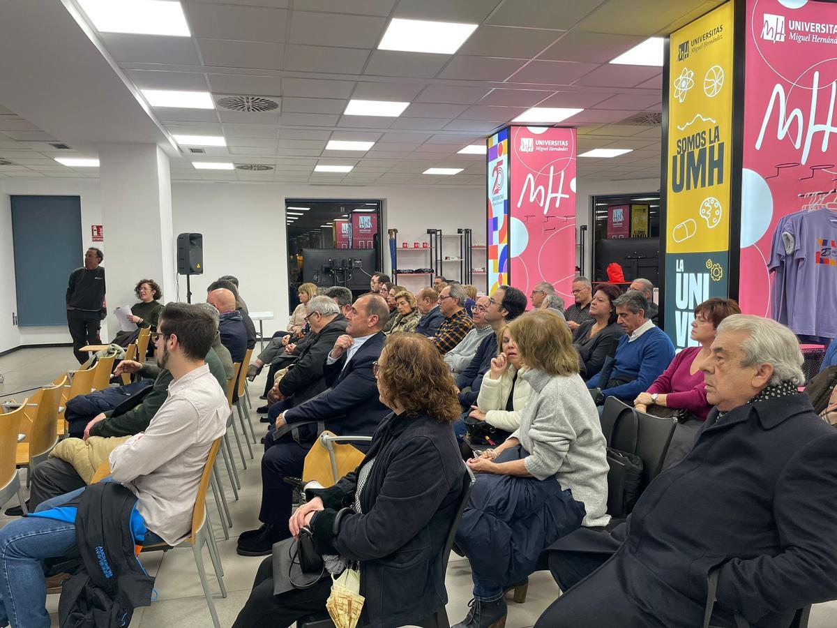 Público asistente al acto en el Aula de la UMH en la Plaça Baix