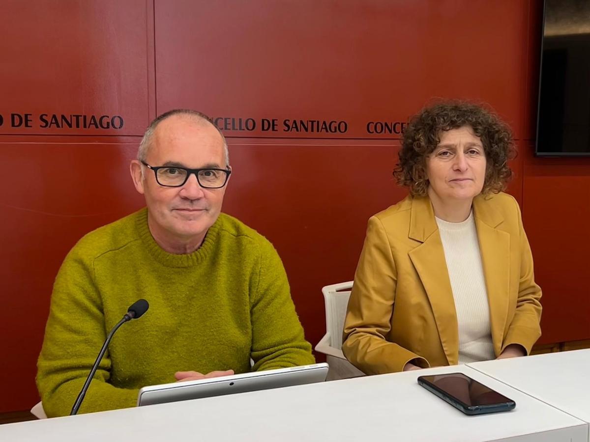 O edil Xan Duro e a alcaldesa Goretti Sanmartín en rolda de prensa
