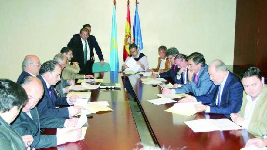 La dirección del PP, ayer, durante su reunión con los alcaldes. A la derecha, Gabino de Lorenzo, entre Joaquín Aréstegui y Ovidio Sánchez.