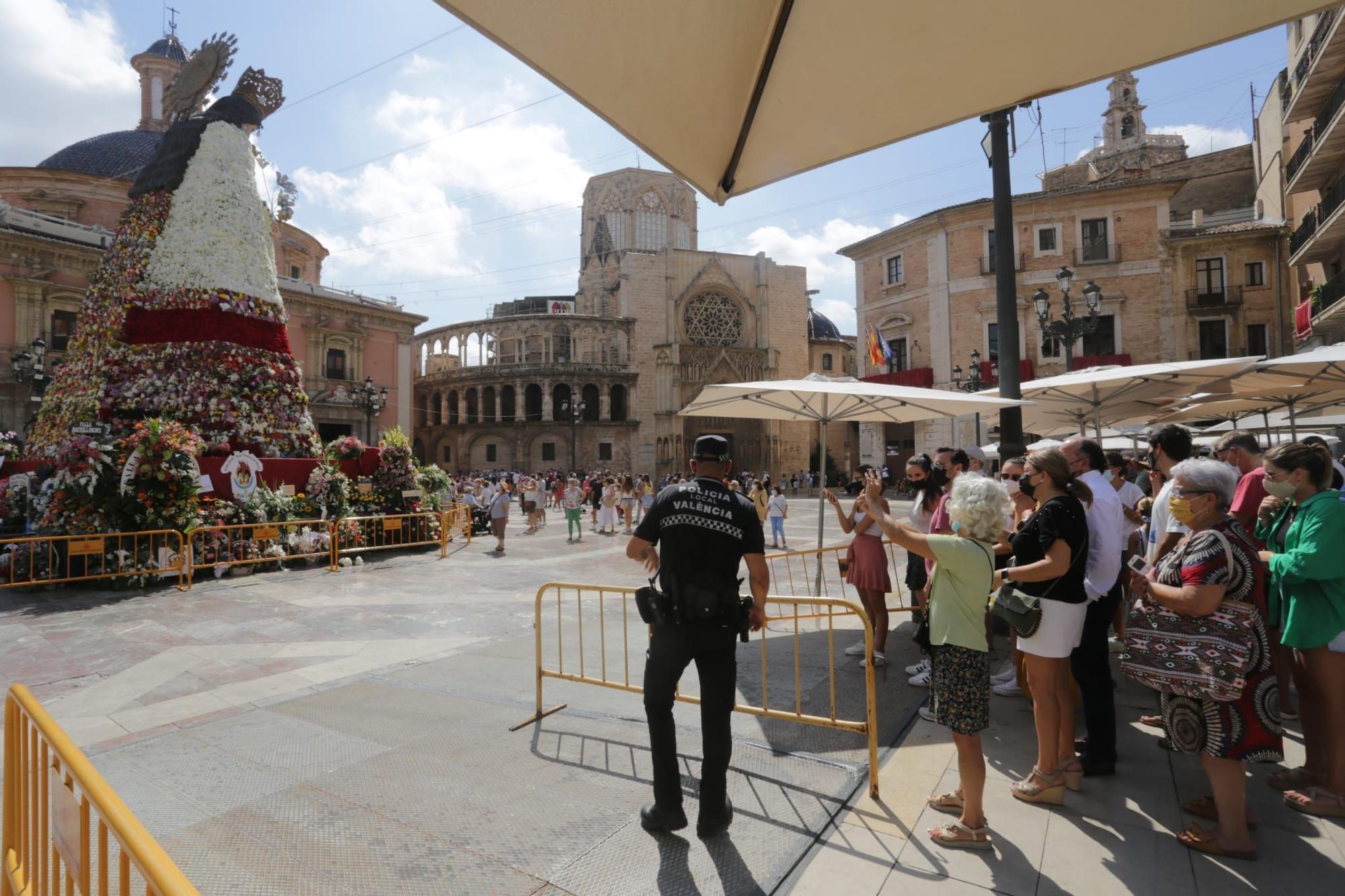 Colas y aglomeraciones para ver el manto de la Virgen de los Desamparados