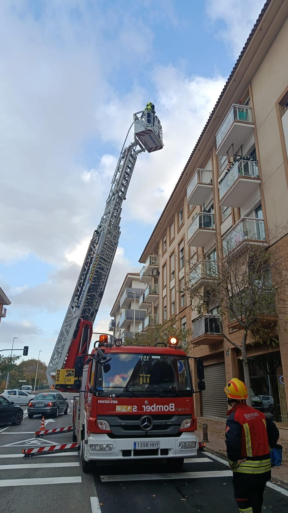 Los bomberos han utilizado la autoescalera para acceder por el balcón a la vivienda