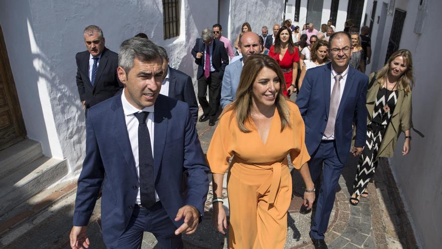 La presidenta de la Junta de Andalucía, Susana Díaz, acompañada del alcalde de Benalmádena, Víctor Navas.