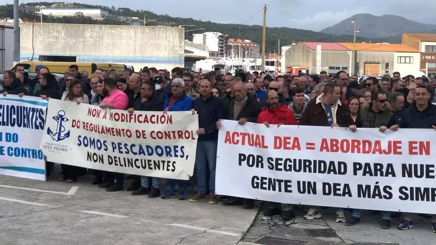"No somos delincuentes": el sector pesquero alza la voz en Ribeira contra las nuevas exigencias de la UE a la flota