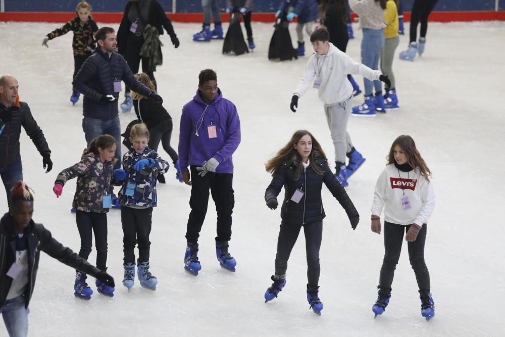 La pista de gel de Girona s'omple de patinadors