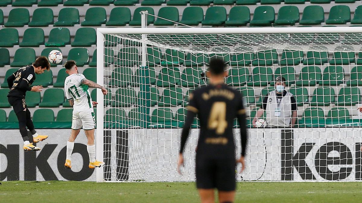 Riqui Puig supera a Josan y sentencia la victoria del Barça en Elche.