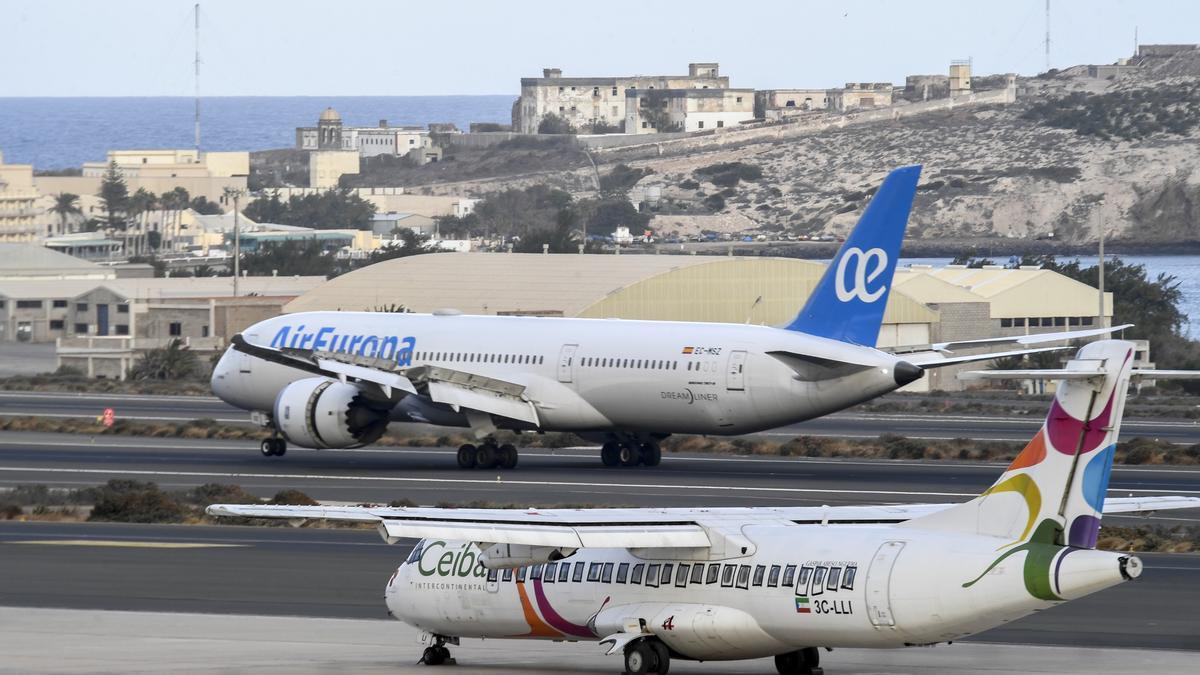 Dos aviones comerciales en las pistas del aeropuerto de Gran Canaria.