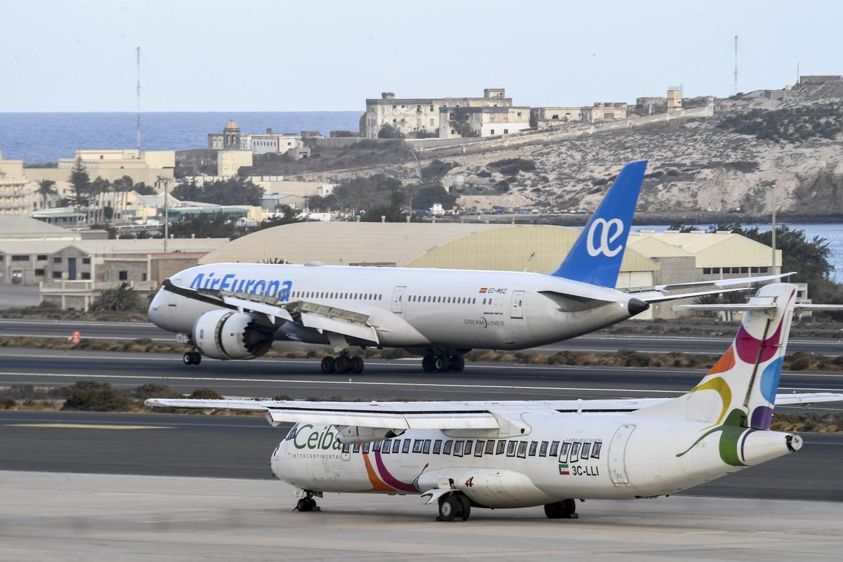 Dos aviones comerciales en las pistas del aeropuerto de Gran Canaria.