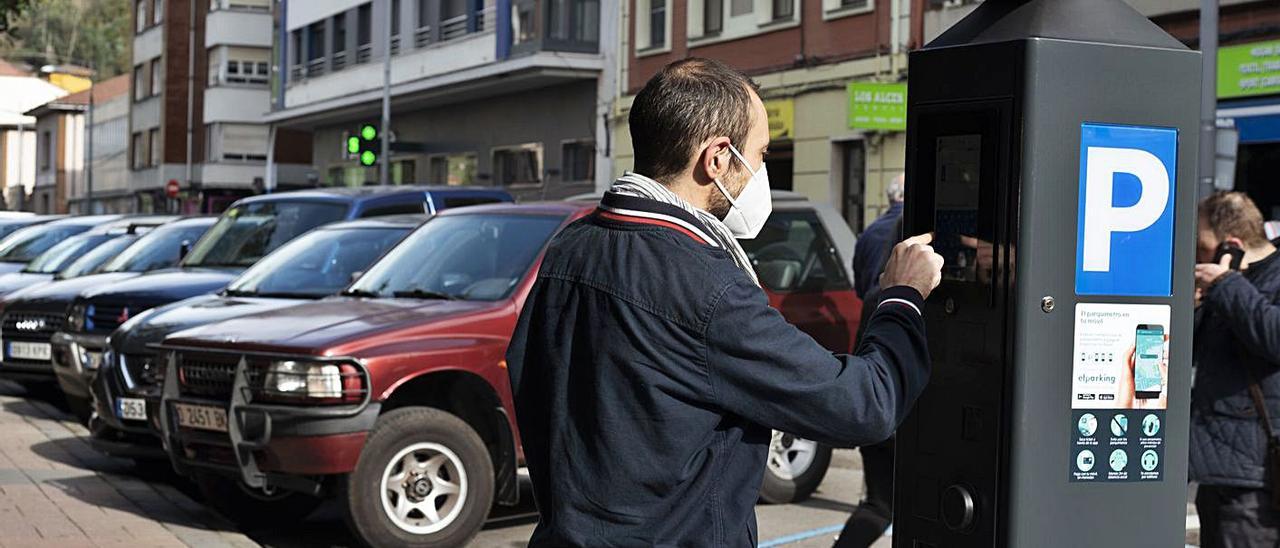 José García utiliza uno de los nuevos parquímetros. | Jandro Rodríguez