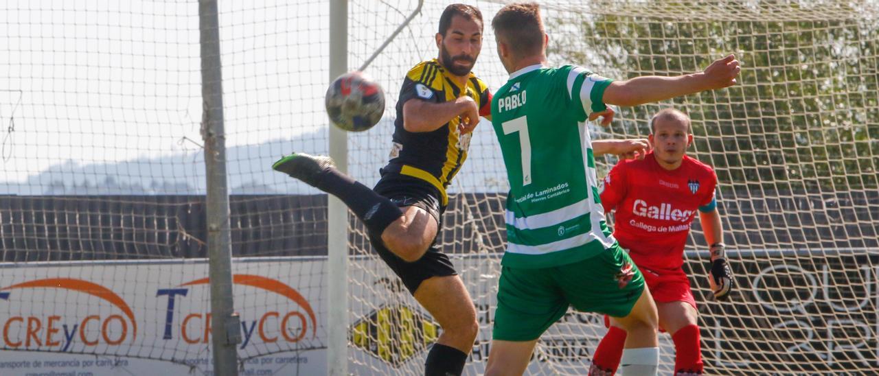 Un partido en uno de los campos de fútbol de A Senra