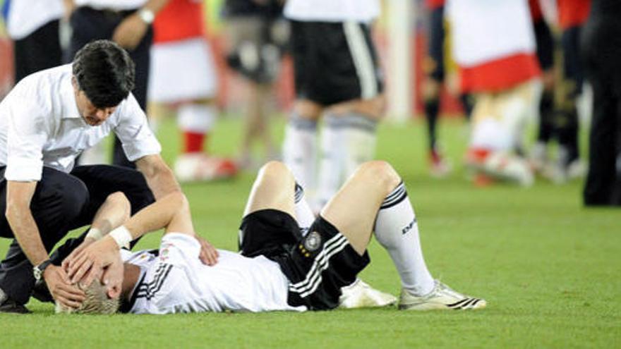 Löw trata de consolar a Schweinsteiger tras perder la final de la Eurocopa 2008 contra España