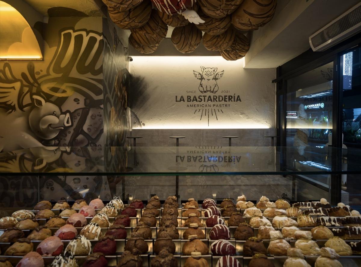 Exposición de dulces en el local.