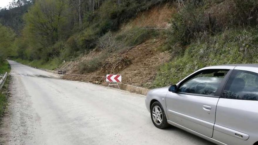 Los vecinos piden la retirada de un argayo en la carretera entre Infiesto y San Román