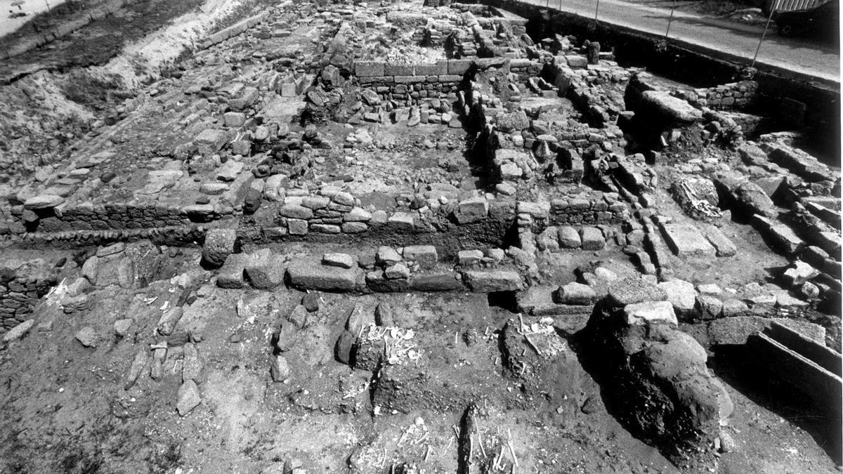 Una imagen del yacimiento durante las excavaciones realizadas en los años ochenta. Se aprecia la carretera que pasa sobre el mismo.