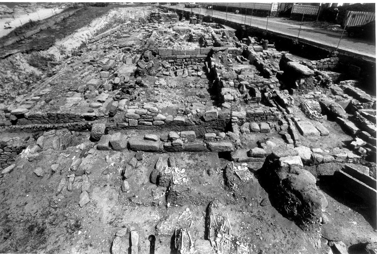 Una imagen del yacimiento durante las excavaciones realizadas en los años ochenta. Se aprecia la carretera que pasa sobre el mismo.