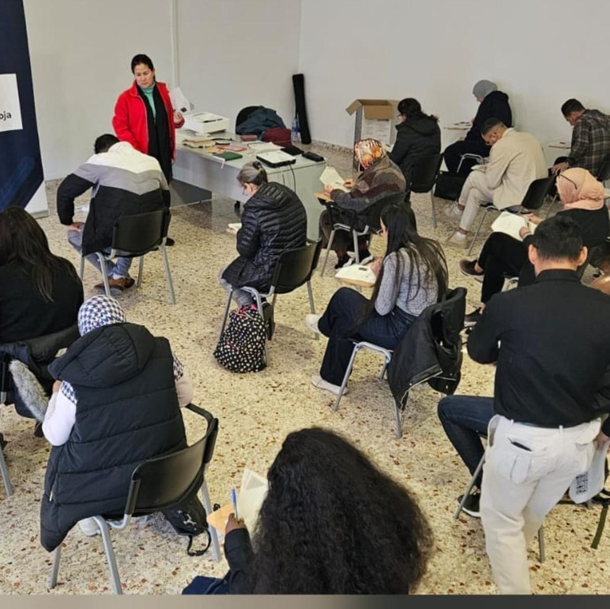Uno de los exámenes en los cursos de formación de español que ofrece Cruz Roja en Elche