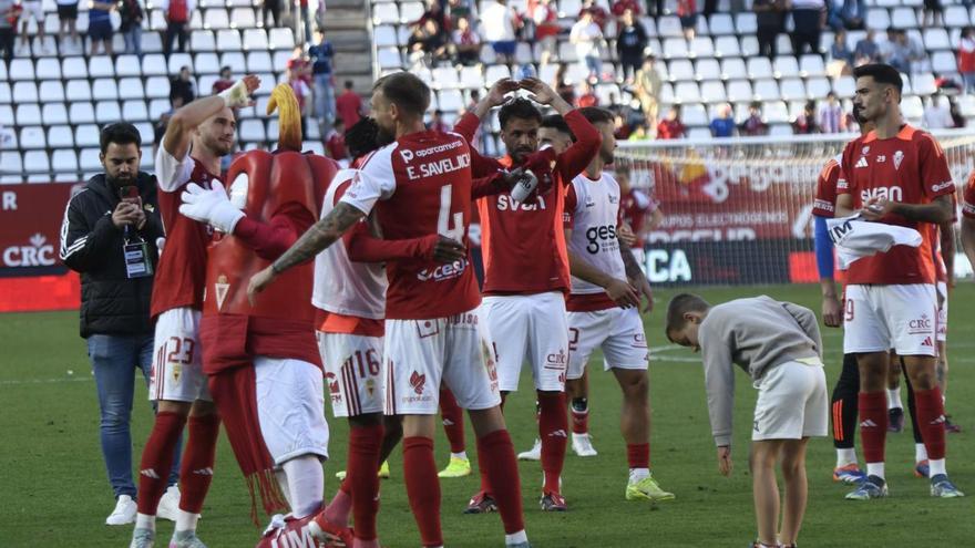 Los jugadores del Real Murcia tras la victoria ante el filial del Villarreal en el último partido en casa. | ISRAEL SÁNCHEZ