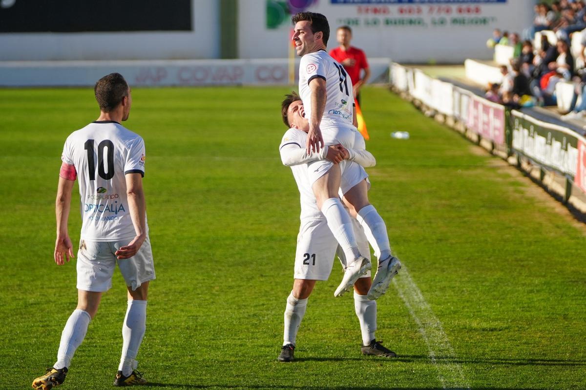 Celebración de uno de los goles del Pozoblanco ante el Rota en el Municipal.