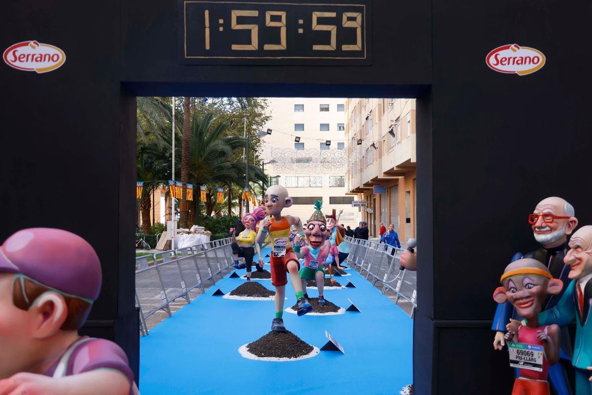 Inauguración de la falla Mestre Arambul Sanz, "la más larga de la historia", dedicada al Maratón Inauguración de la falla Mestre Arambul Sanz, "la más larga de la historia", dedicada al Maratón