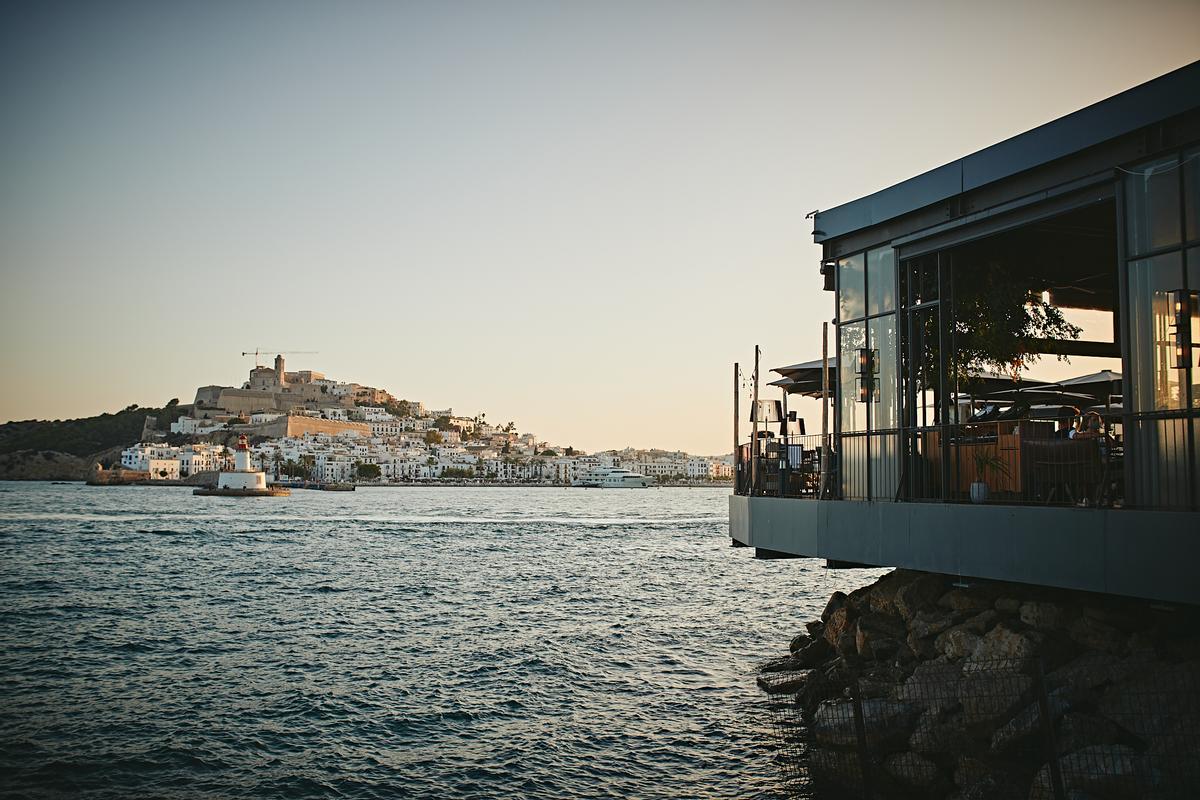 La increíble terraza de ROTO, literalmente sobre el mar en Ibiza.