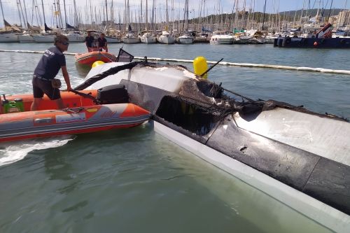 Reflotan el catamarán incendiado en el puerto de Palma