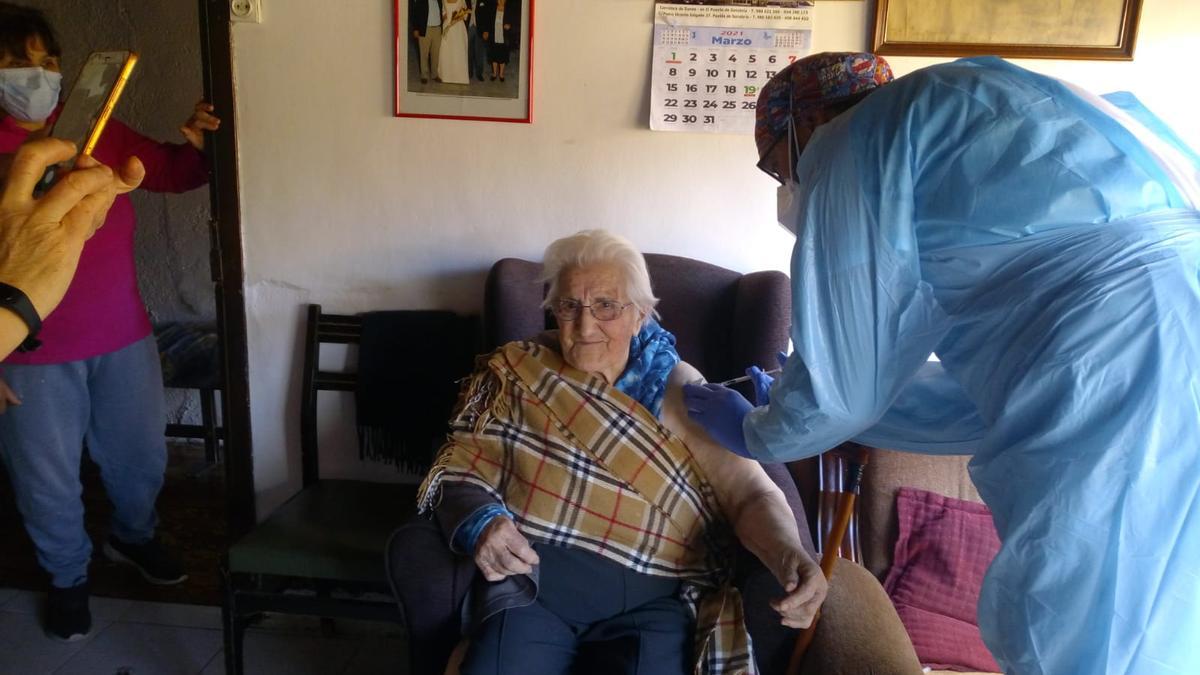 Piedad Puente, de 99 años, se vacuna en su casa de San Román de Sanabria.