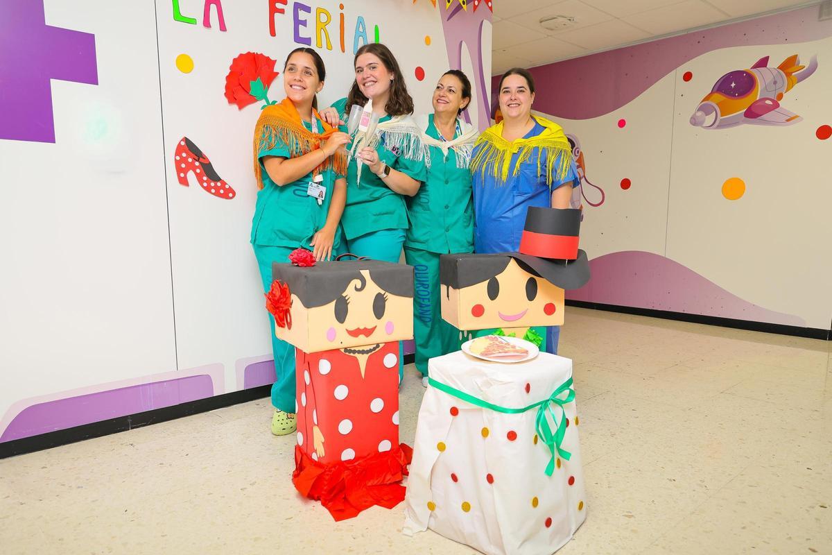 Varias enfermeras del Hospital Materno Infantil en la entrada de la cuarta planta con la de decoración de Feria.