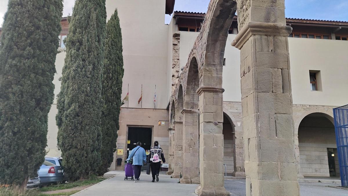 La Denise, la Sophie i la gateta, entrant a la que serà casa seva els propers dies, l'Alberg del Carme