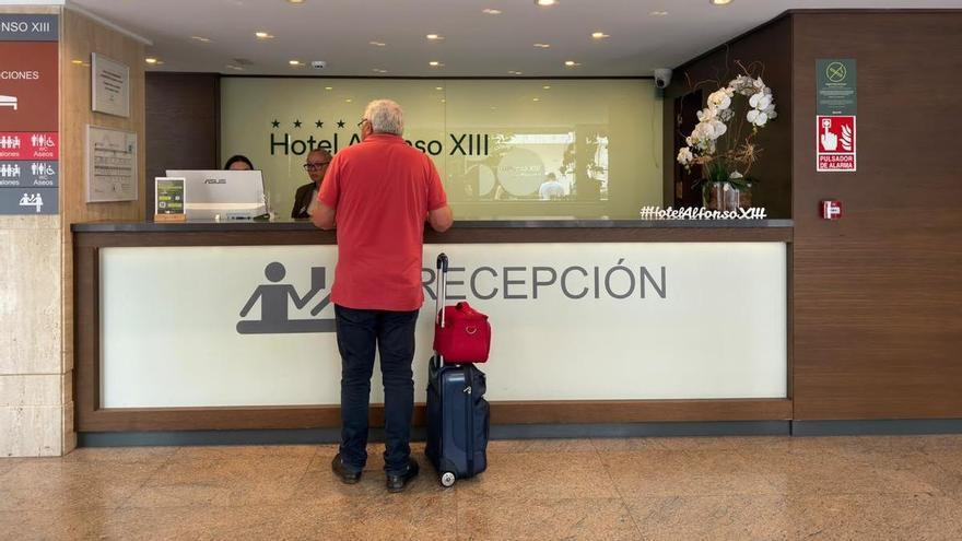 Los hoteleros de la Región de Murcia exigen acabar con el registro de viajeros obligatorio tras el 'toque' de Bruselas al Gobierno
