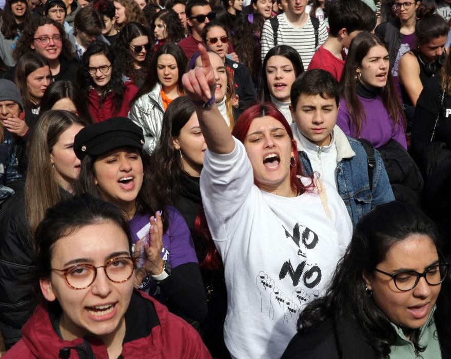 Las jóvenes viguesas se ponen en pie: "Tú, machista, estás en nuestra lista". // Marta G. Brea | Borja Melchor