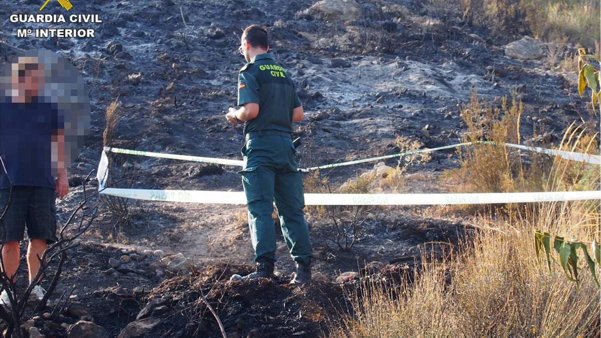 La toma de pruebas del Seprona en la zona desde la que se extendieron las llamas.