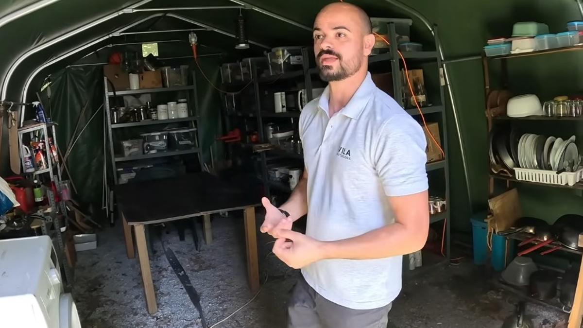 Esto, sumado a una gran carpa que compró, hace que Albert pueda vivir tranquilamente en medio del bosque.