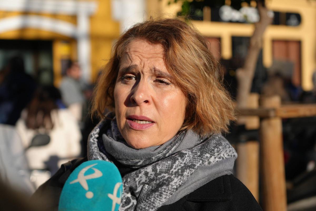 Carmen Bote, gerente de Aprosuba 3, hablando con los medios