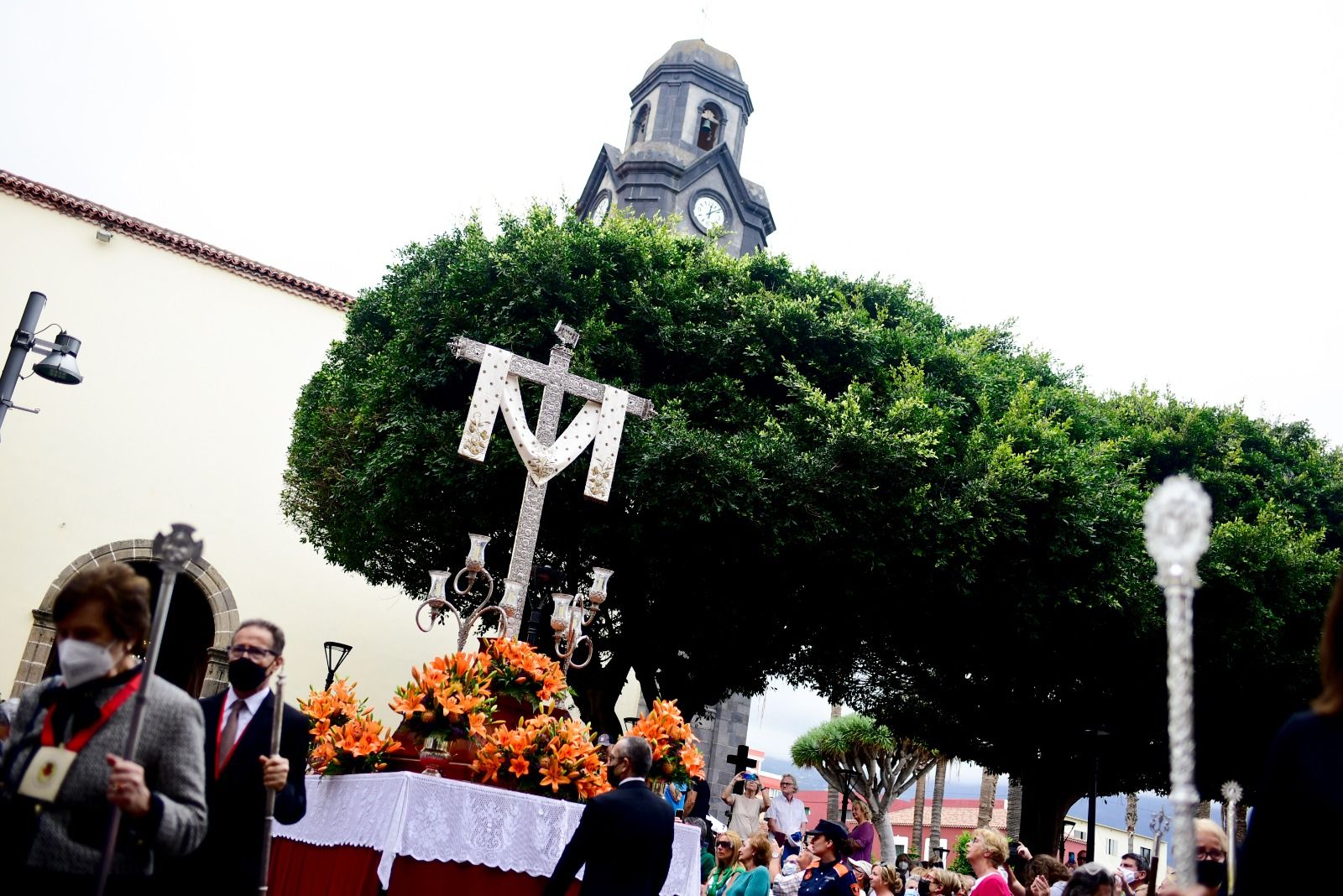 La procesión de la cruz a su salida de la Parroquia de la Peña de Francia