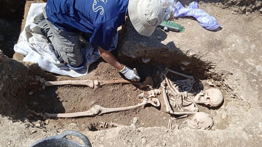 Hallan los esqueletos de una madre y su hijo que murieron a la vez hace 800 años en Portell