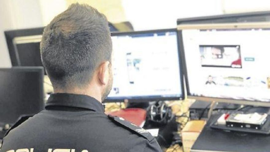 El agresor contactó con ellas a partir de la agenda del teléfono móvil de la menor.
