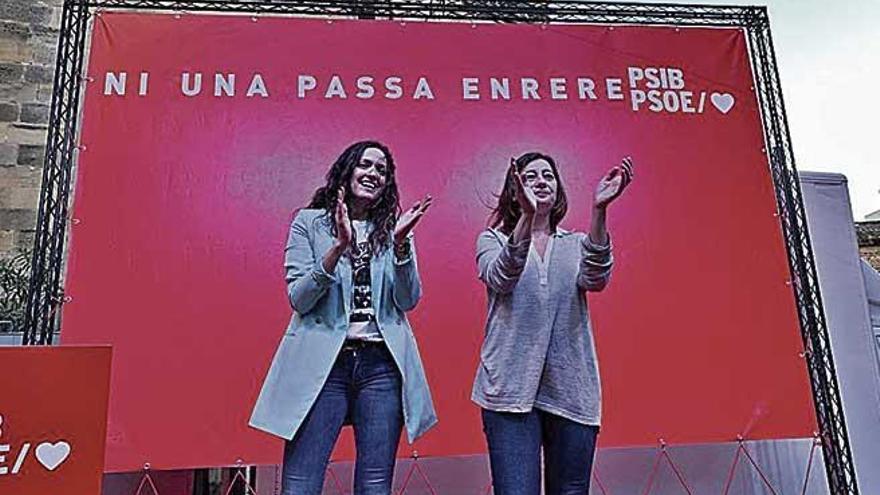 La candidata NÃºria Hinojosa y la presidenta Francina Armengol, ayer.