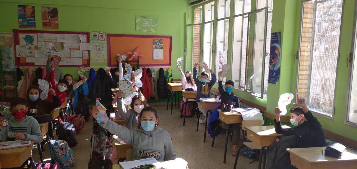 Un grupo de escolares con los trabajos realizados en clase durante la semana para celebrar el Día de la Paz.