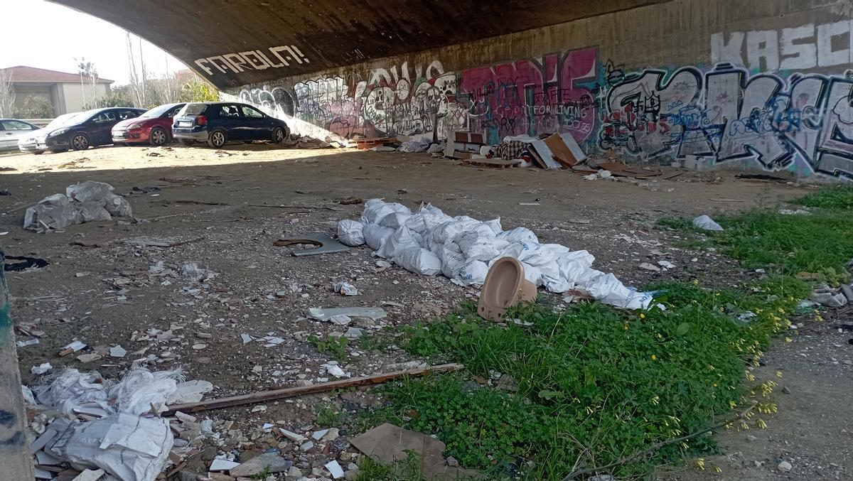 Escombros y basura bajo la avenida de Valle-Inclán, junto a la antigua fábrica de ladrillos Salyt, la semana pasada.