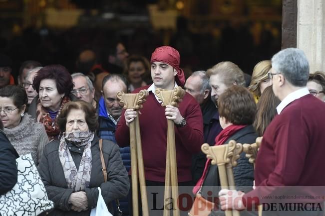 Los romeros acompañan a la Santa pese al frío.