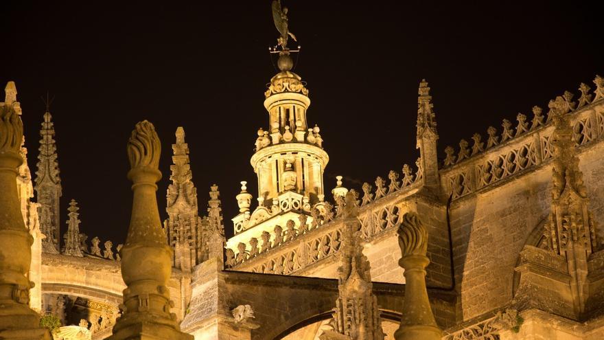 Vista nocturna de la Giralda desde las cubiertas de la Catedral.