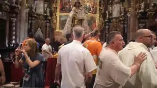 Gritos y tensión en la Catedral antes de la Misa Pontifical