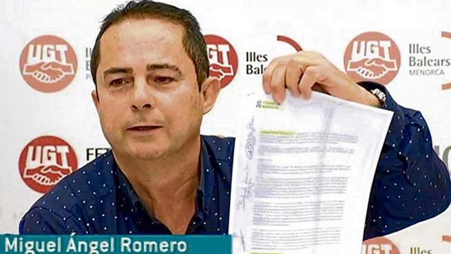 Romero muestra a los medios la copia del acuerdo al que llegó Salom con los sindicatos en 2015.