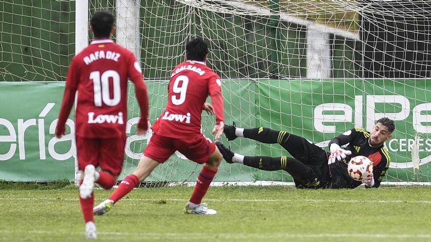 Diego Nieves detiene el balón en el partido ante el Getafe B.