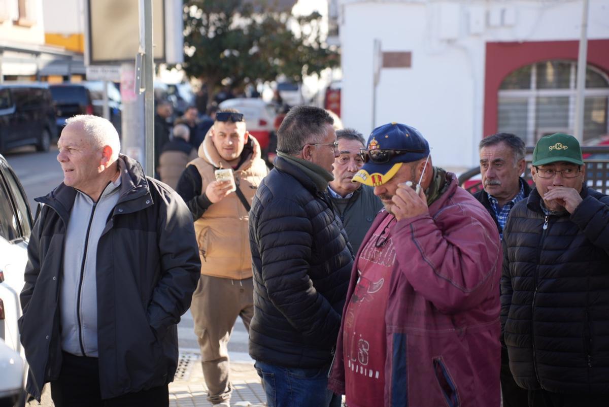 Varios vecinos del pueblo atienden a las tareas de los equipos oficiales en Adamuz, la mañana después del brutal accidente ferroviario.